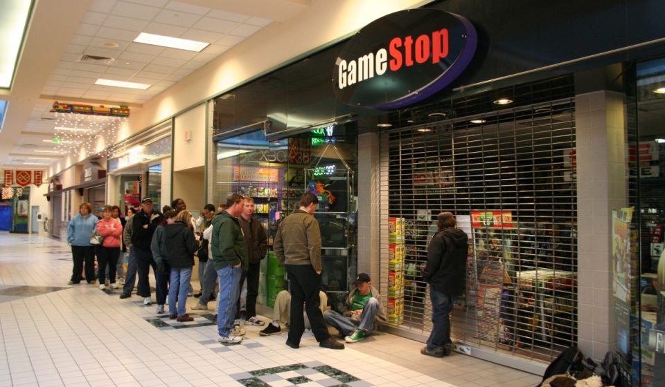 Customers line up outside a Gamestop in 2006, waiting to buy a new game console. (Photo: Dicoplio Family)