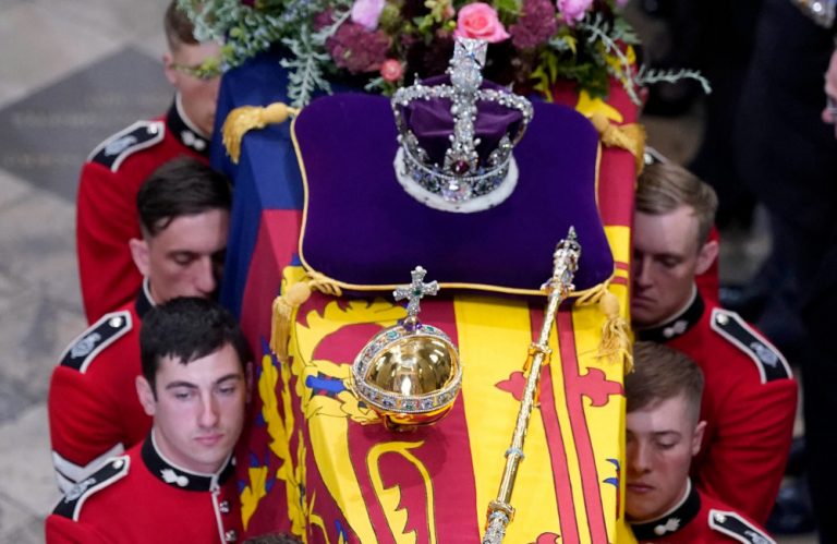 Queen Elizabeth II's procession. (Photo: Bang ShowBiz)