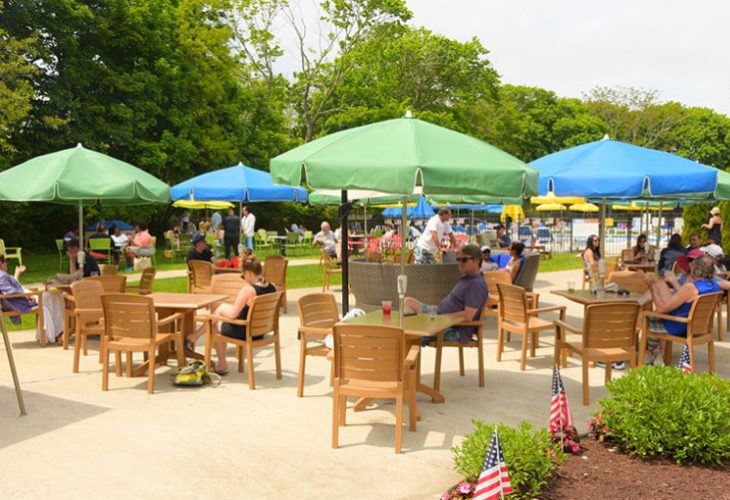 Outdoor dining at Claude's at the Southampton Inn. (Photo: Southampton Inn)