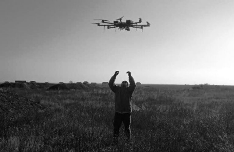 A Ukrainian soldier launches an R-18 drone, used for reconnaissance and bombing Russian positions. (Photo: Аеророзвідка / Aerorozvidka)