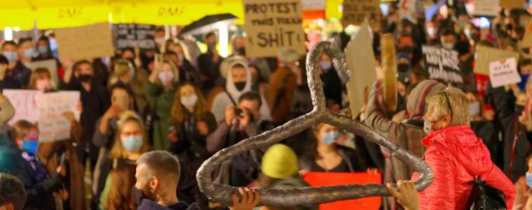 Protesters demonstrate against abortion restrictions. (Photo: )