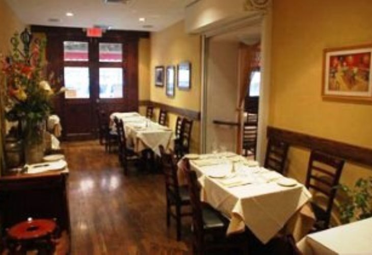 Il Punto offers traditional Italian fare in Hell's Kitchen in Manhattan.