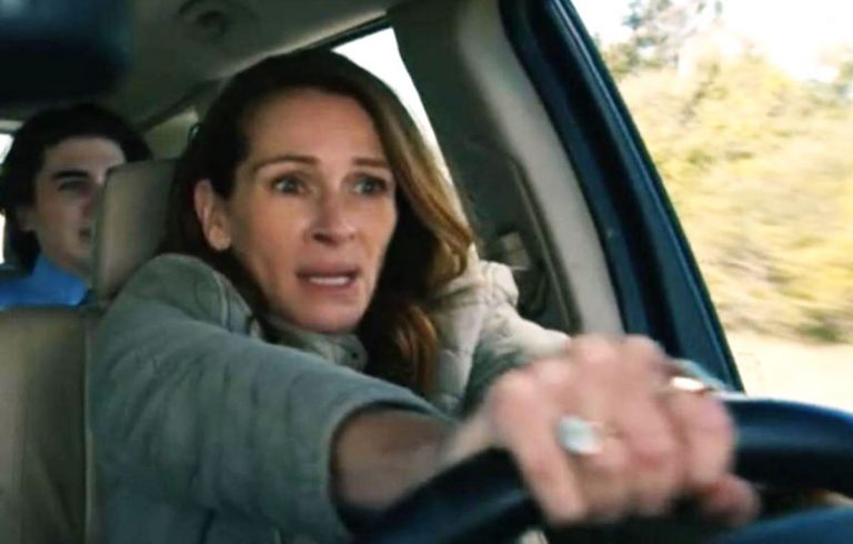 Julia Roberts leaves the world behind to her misfortune in a Netflix drama.