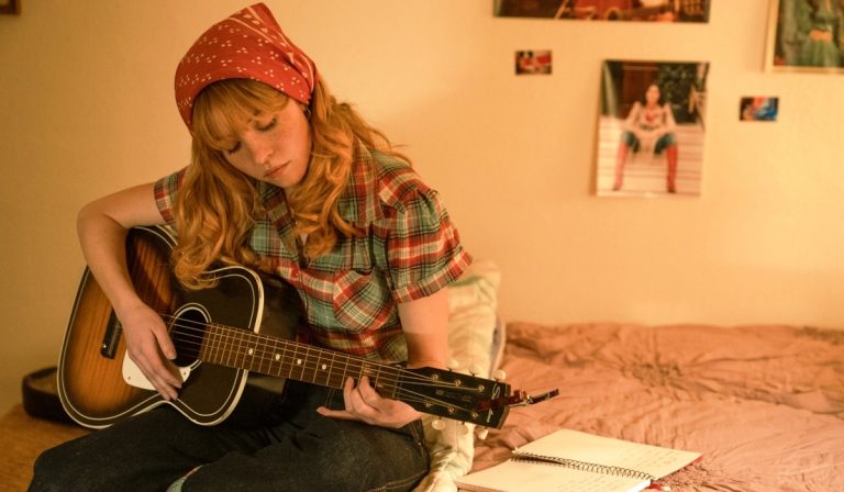 Sydney Sweeney stars as a waitress looking for a treasure in 'Americana.' (Photo: Lionsgate)