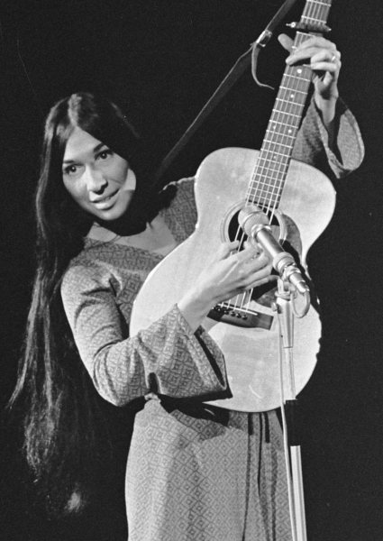 Buffy Sainte-Marie performing in 1968 (Photo: Jack de Nijs)