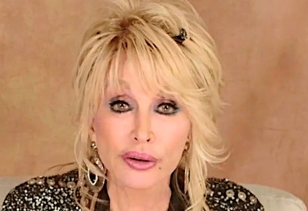 Dolly Parton in 2022 at the Peabody Awards. She died today (Aug. 25) at 80. (Photo: Peabody Awards)
