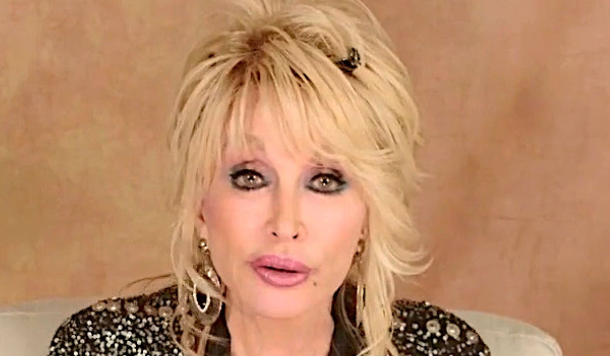 Dolly Parton in 2022 at the Peabody Awards. She died today (Aug. 25) at 80. (Photo: Peabody Awards)