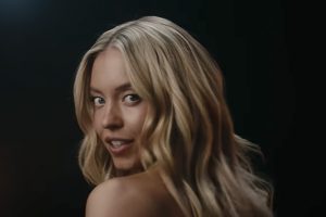 Actress Sidney Sweeney knows how to attract attention in her new sports betting ad. (Photo: Novig/ScreenCap)