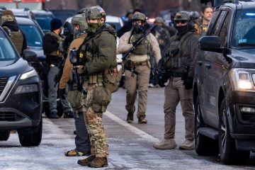 Federal ICE agents congregate on Portland Ave in Minneapolis near where Renee Good was shot to death. (Photo: Chad Davis)